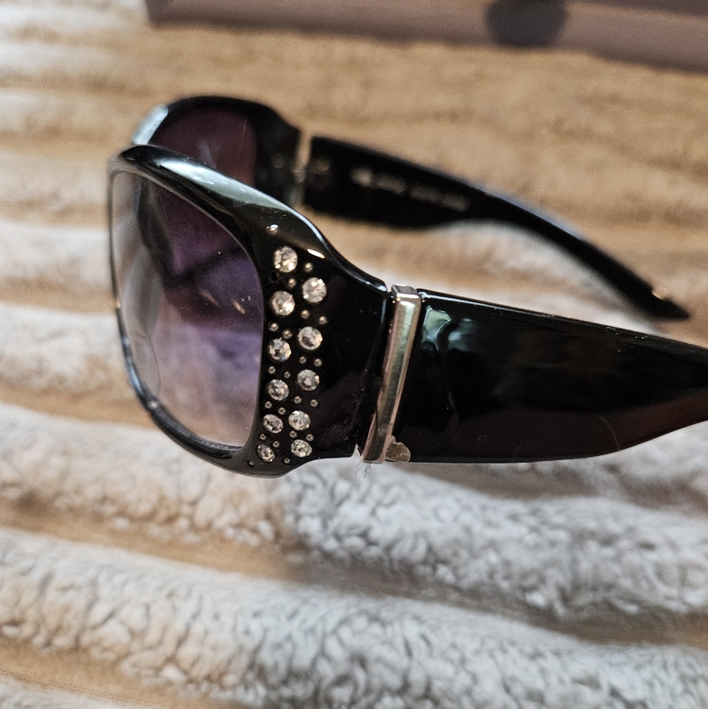 SALE ** BRAND NEW ** Elegant Black Sunglasses with Rhinestone Accents